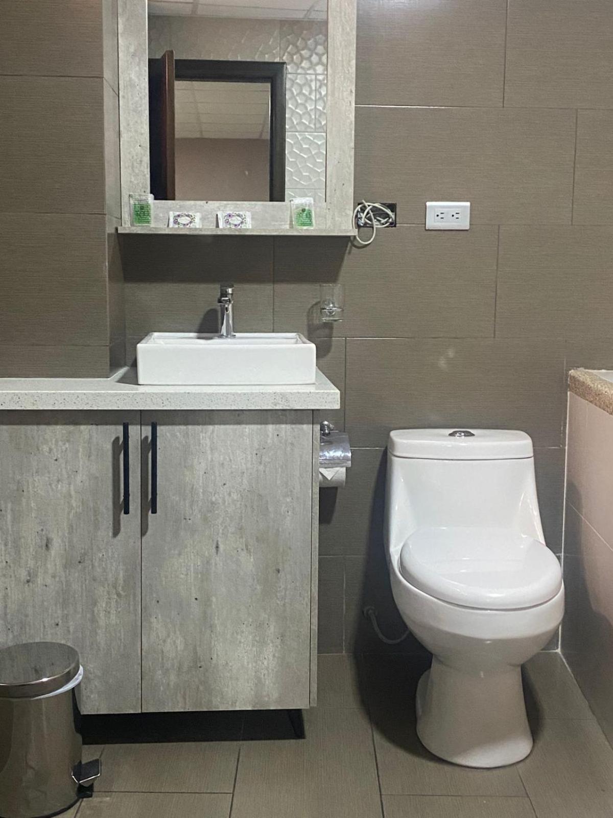 Stelar Hostal Cuenca Zewnętrze zdjęcie